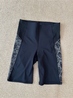 Athleta Stay Fly 9” Short, size small. Like new condition. Great fit and pattern